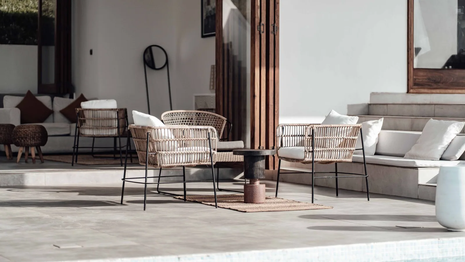 Muebles de jardín dispuestos en una parcela soleada
