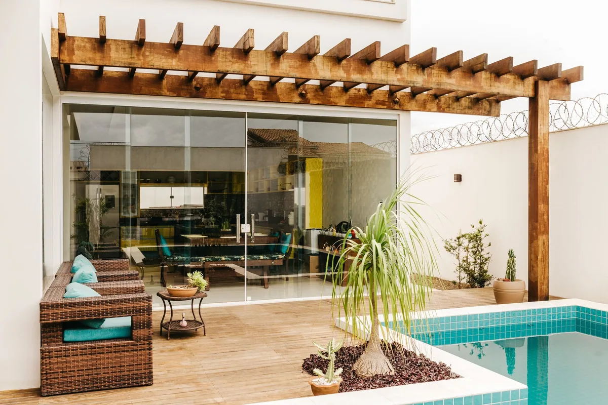 Distribución de muebles de exterior con sombra y zona de paso